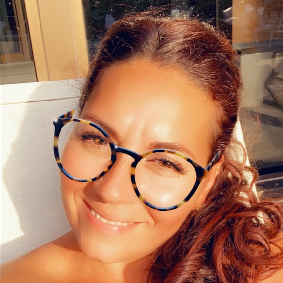 Meet your Posher, Melissa - Picture 1 of 2